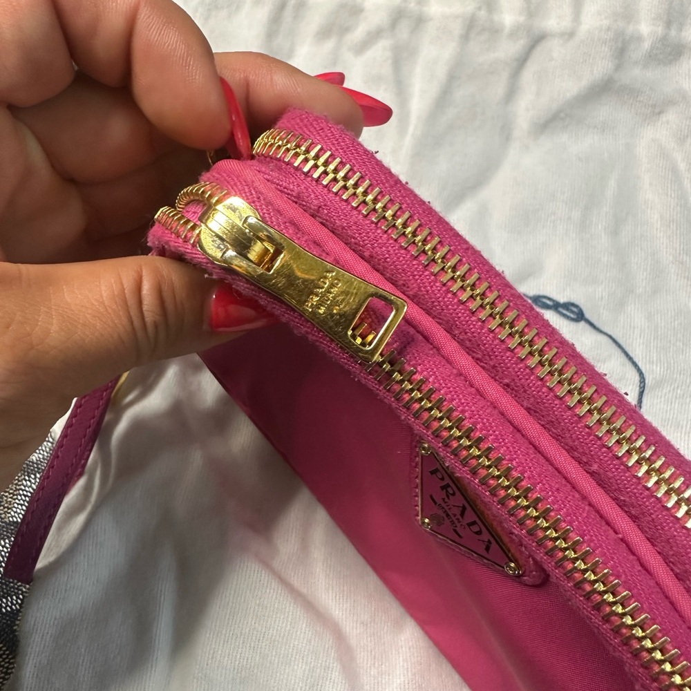 Prada Fuchsia Crossbody Bag with Nylon Material and Signature Logo - Picture 3 of 12